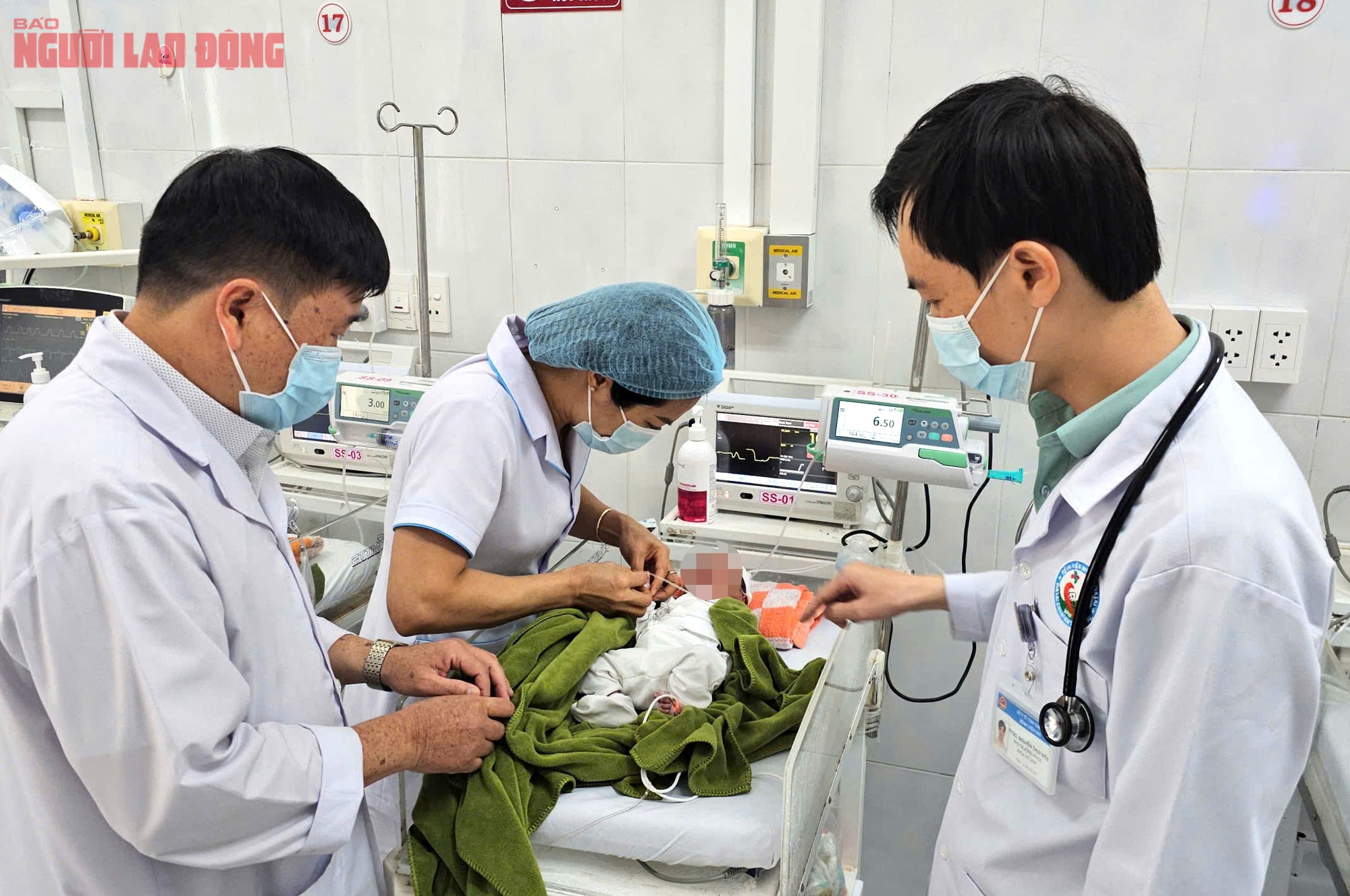 NÓNG: Một trẻ sơ sinh nghi bị NÓNG: Một trẻ sơ sinh nghi bị