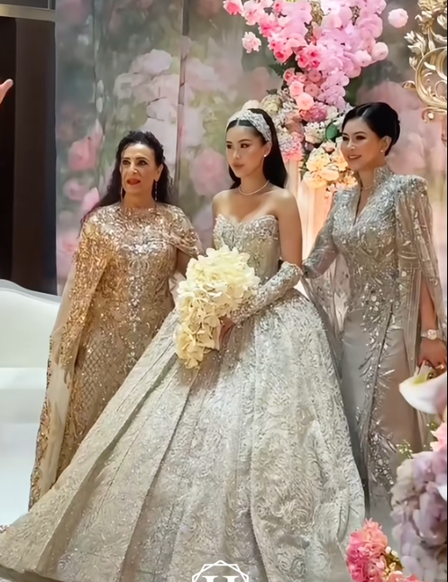 Đám cưới Tiên Nguyễn thành “thảm đỏ” thu nhỏ: Mẹ đẻ diện váy 600 triệu, mẹ chồng chọn thiết kế 