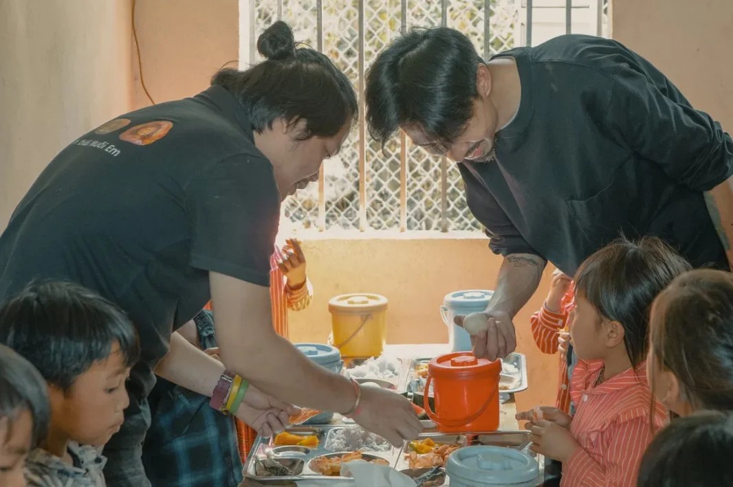 Số tiền Hòa Minzy và Đen Vâu ủng hộ cho dự án nuôi em là bao nhiêu? - Ảnh 1. Số tiền Hòa Minzy và Đen Vâu ủng hộ cho dự án nuôi em là bao nhiêu? - Ảnh 1.