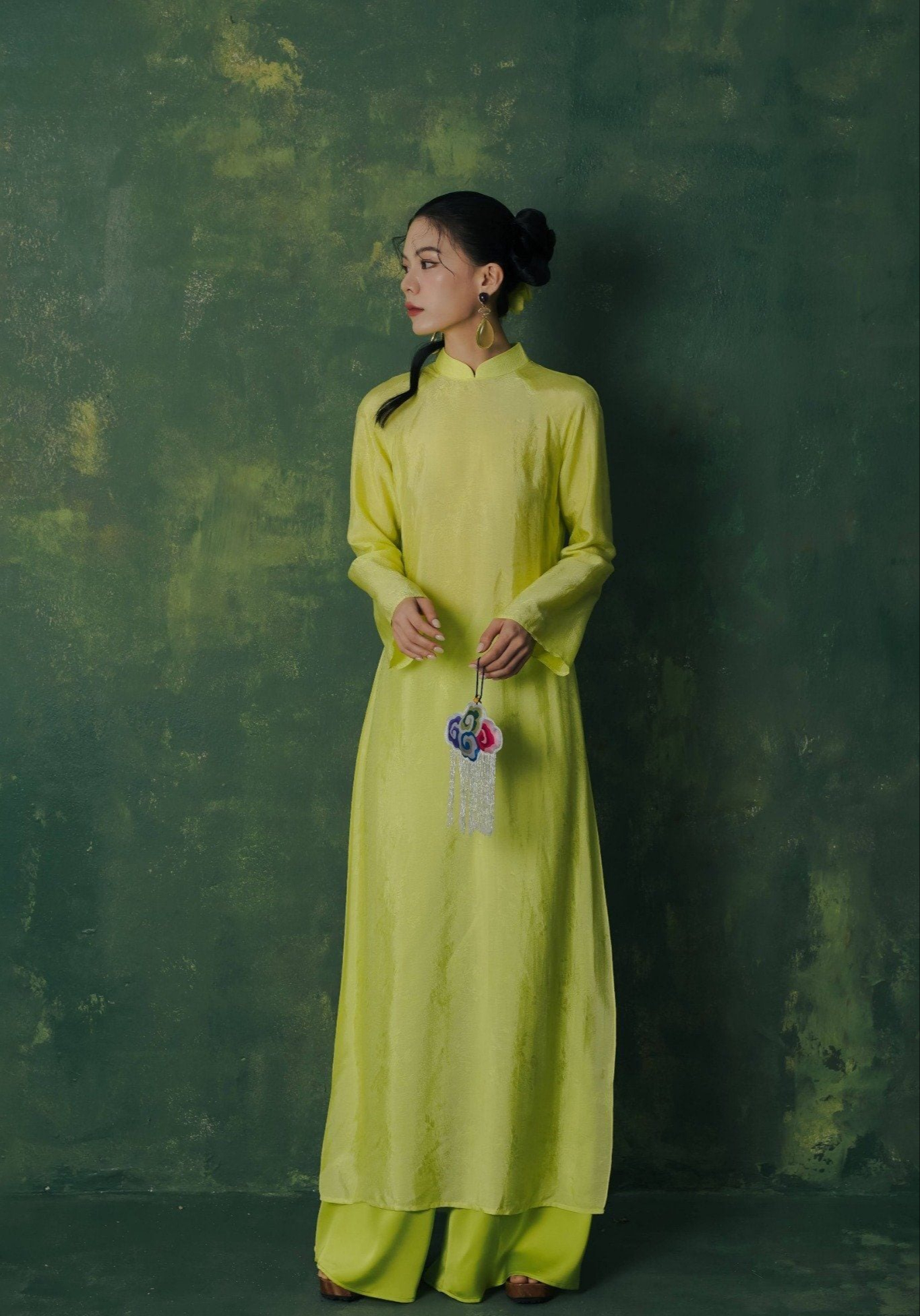 Đỗ Hà diện áo dài, gần 4 triệu người thổn thức: 1 chi tiết phong thủy gây tò mò- Ảnh 6. Đỗ Hà diện áo dài, gần 4 triệu người thổn thức: 1 chi tiết phong thủy gây tò mò- Ảnh 6.