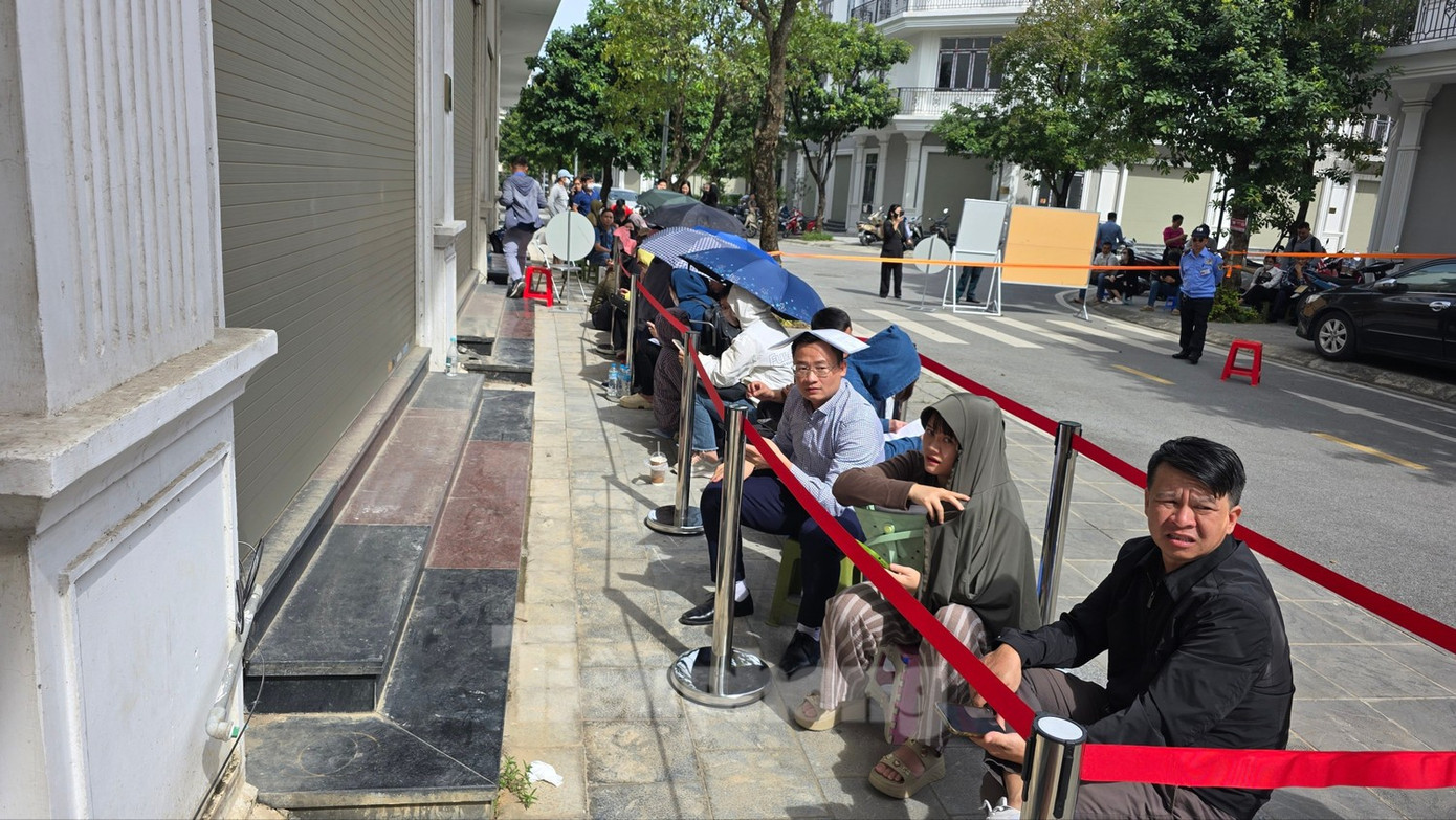 Hết cảnh xếp h&agrave;ng mua nh&agrave; ở x&atilde; hội , chỉ cần điền mẫu tr&ecirc;n iHanoi - Ảnh 1.