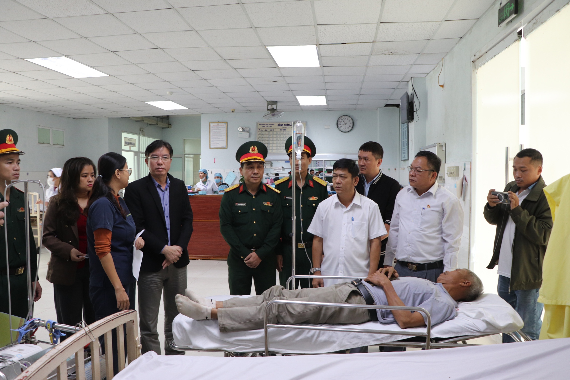 Tai nạn giao thông Đà Nẵng: 13 Người thương vong trong gia đình sau đám cưới - Ảnh 2. Tai nạn giao thông Đà Nẵng: 13 Người thương vong trong gia đình sau đám cưới - Ảnh 2.