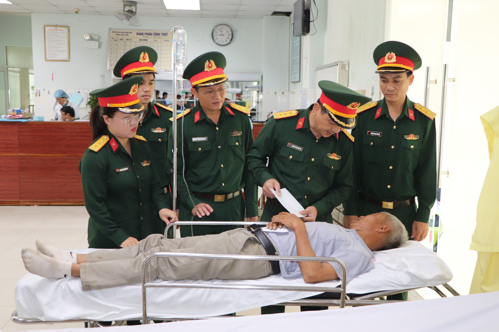 Tai nạn giao thông Đà Nẵng: 13 Người thương vong trong gia đình sau đám cưới - Ảnh 1. Tai nạn giao thông Đà Nẵng: 13 Người thương vong trong gia đình sau đám cưới - Ảnh 1.