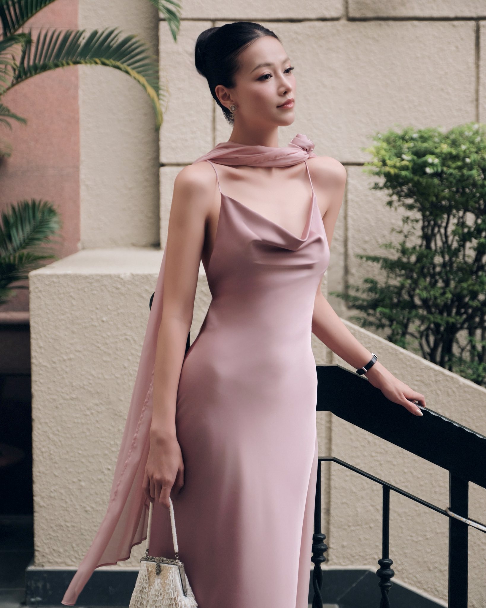 Khách mời diện đầm local brand tại lễ cưới Tiên Nguyễn: Có thiết kế chỉ 3 triệu mà cao sang, tinh tế vô cùng - Ảnh 7. Khách mời diện đầm local brand tại lễ cưới Tiên Nguyễn: Có thiết kế chỉ 3 triệu mà cao sang, tinh tế vô cùng - Ảnh 7.