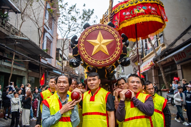 Biển người tham gia lễ hội rước pháo khổng lồ nặng cả tấn ở Bắc Ninh - Ảnh 3.