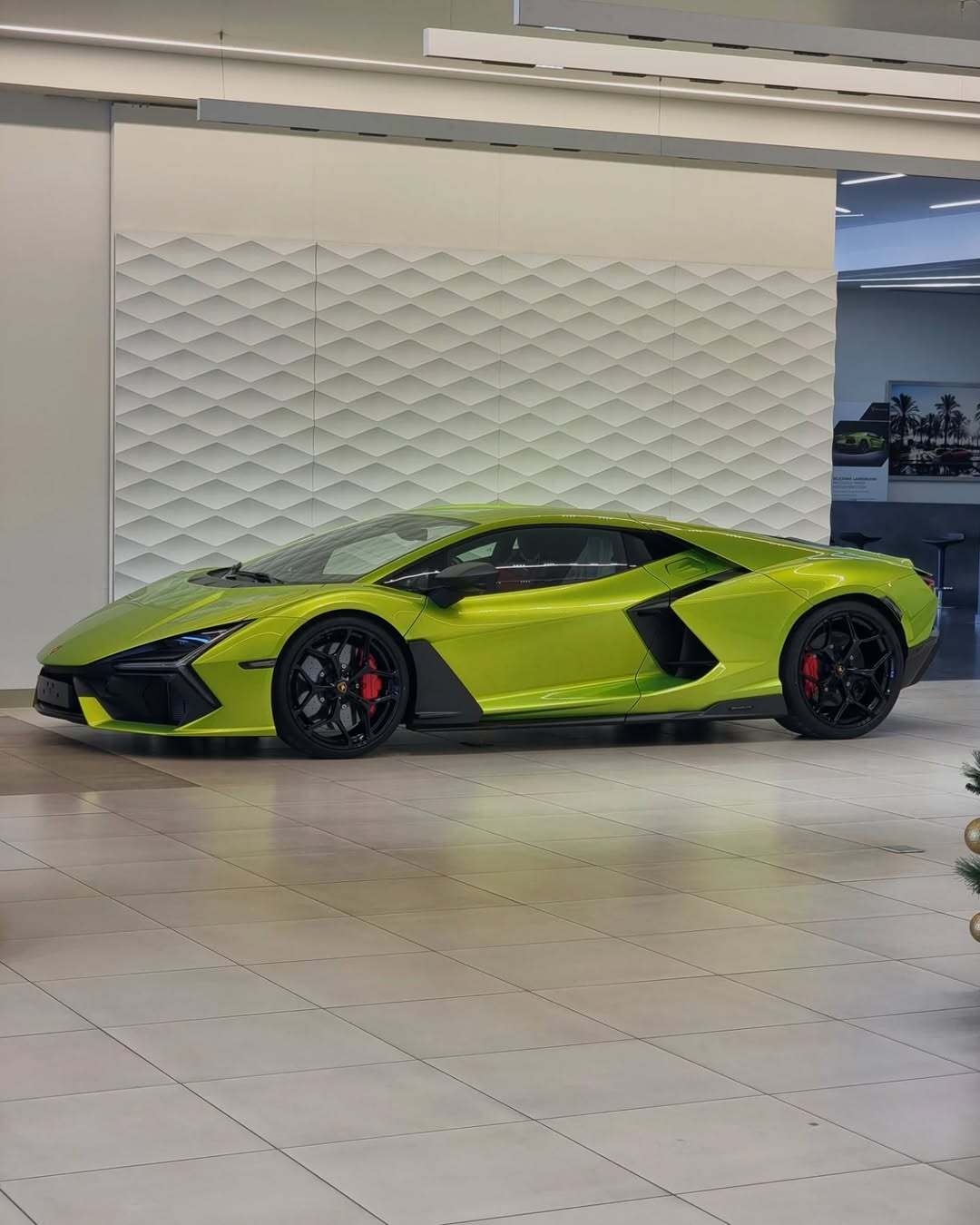 Kỹ thuật viên gây tai nạn cho siêu xe Lamborghini Revuelto trong ngày bàn giao đến khách hàng - Ảnh 3.