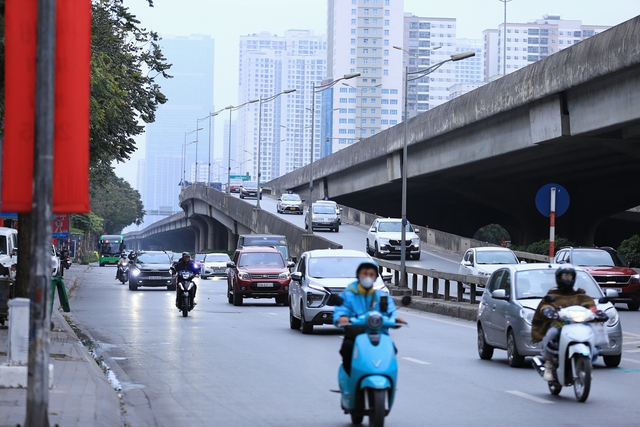 Nhiều người trở lại Hà Nội sớm từ mùng 4 Tết, nhiều tuyến phố bắt đầu đông đúc - Ảnh 12.