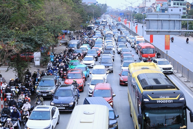 Nhiều người trở lại Hà Nội sớm từ mùng 4 Tết, nhiều tuyến phố bắt đầu đông đúc - Ảnh 3.