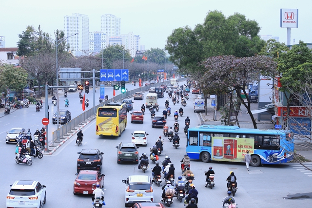 Nhiều người trở lại Hà Nội sớm từ mùng 4 Tết, nhiều tuyến phố bắt đầu đông đúc - Ảnh 1.