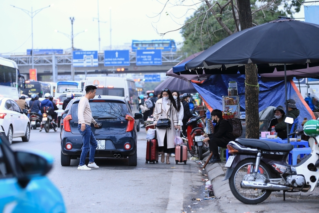 Nhiều người trở lại Hà Nội sớm từ mùng 4 Tết, nhiều tuyến phố bắt đầu đông đúc - Ảnh 8.