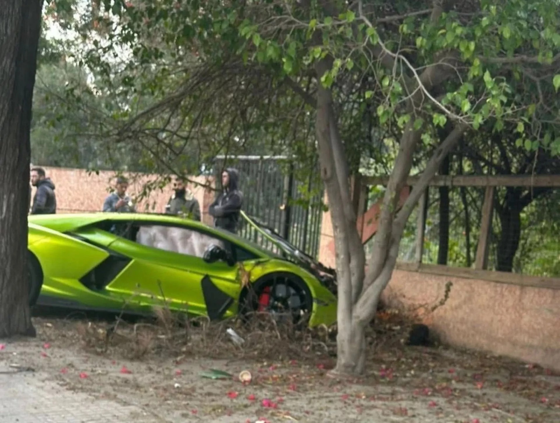 Kỹ thuật viên gây tai nạn cho siêu xe Lamborghini Revuelto trong ngày bàn giao đến khách hàng - Ảnh 1.