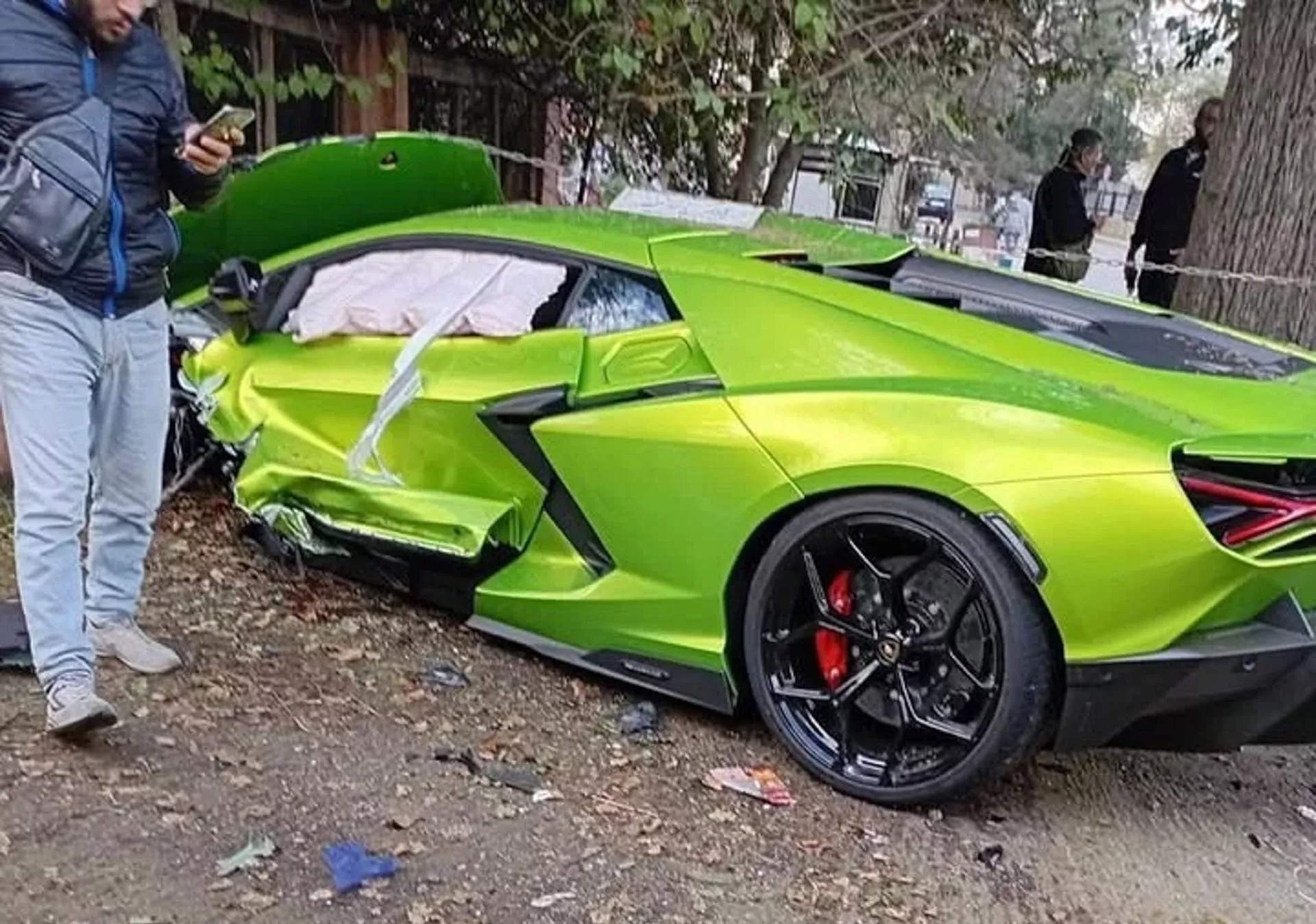 Kỹ thuật viên gây tai nạn cho siêu xe Lamborghini Revuelto trong ngày bàn giao đến khách hàng - Ảnh 2.