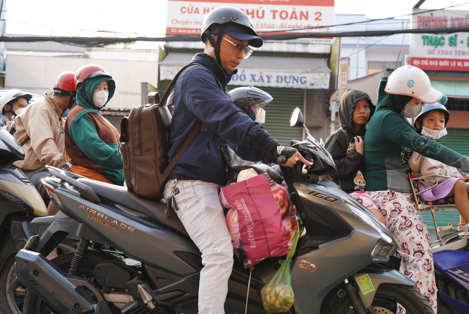 Ùn tắc cửa ngõ, trẻ nhỏ ngủ gục trên đường về TP.HCM sau kỳ nghỉ Tết - Ảnh 4.