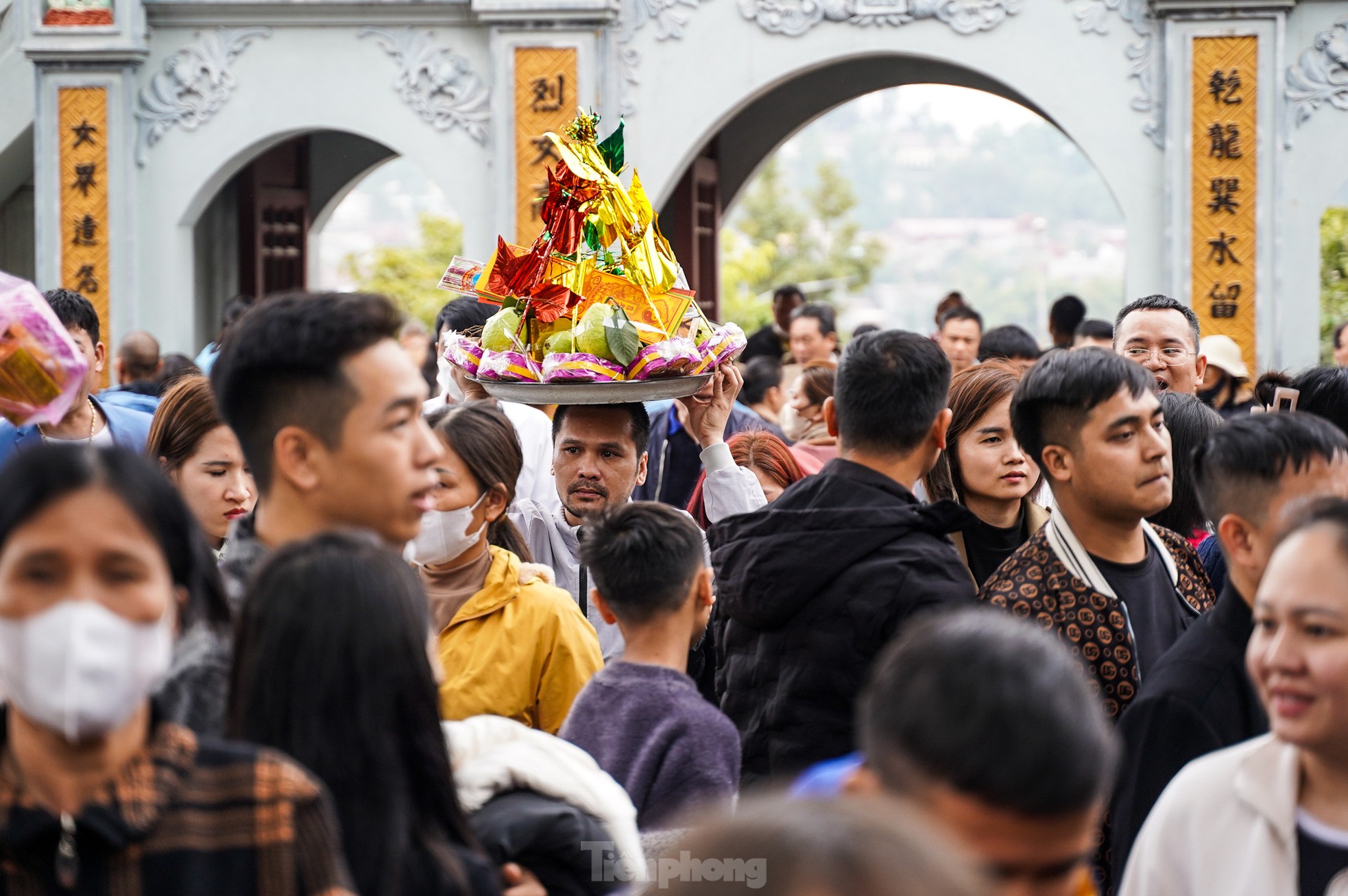 Hàng nghìn người về đền Bà Chúa Kho 'vay tiền, xin lộc' đầu năm- Ảnh 13.