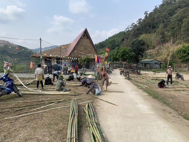 Ngắm nhìn điểm trường hình con gà 'có một không hai' tại Kon Tum - Ảnh 2.