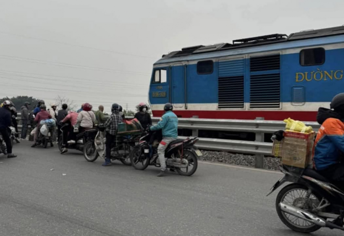 Một phụ nữ tử vong do va chạm với tàu hỏa ở Hà Nội - Ảnh 1.