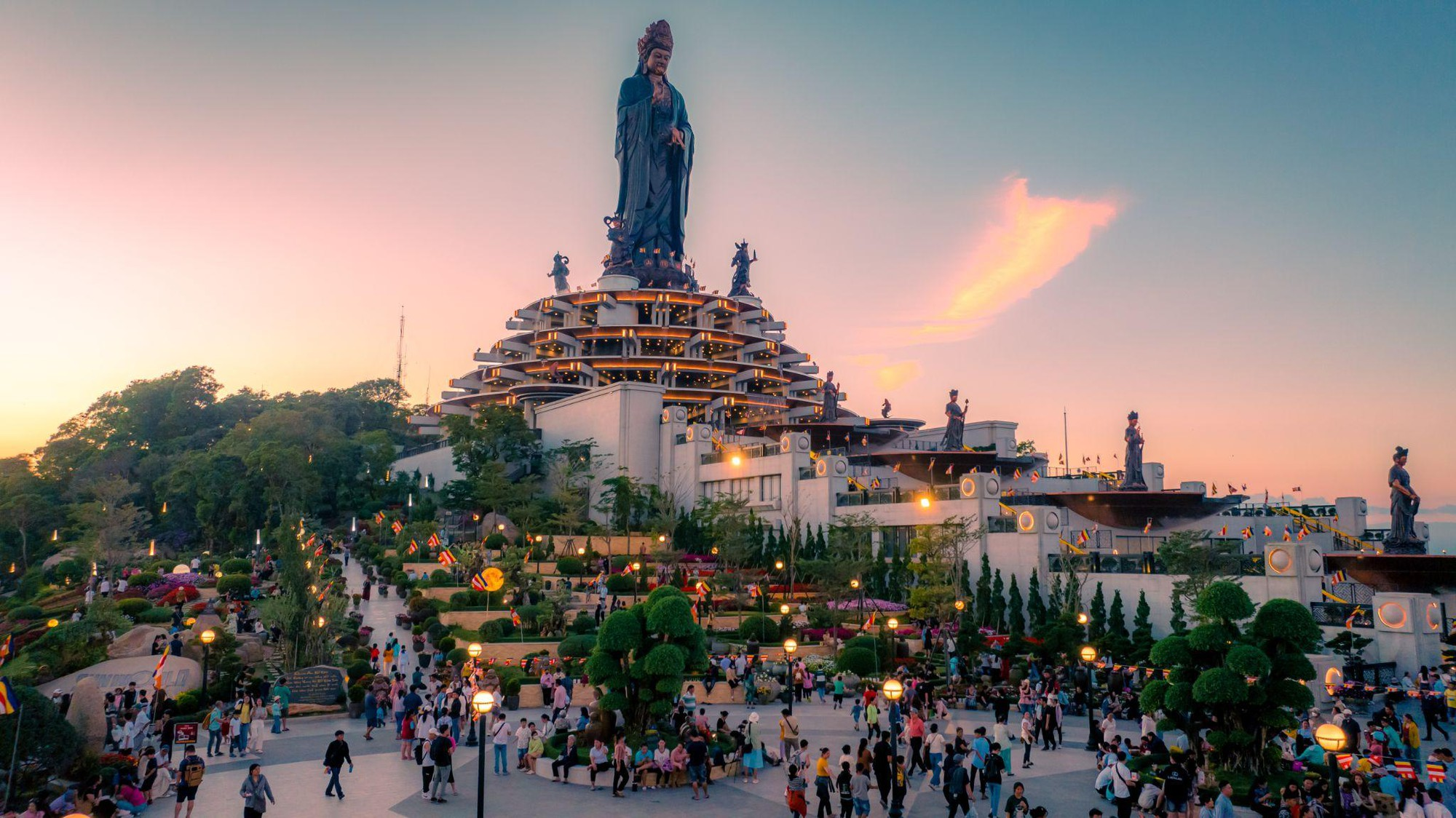 Hơn 180.000 người check-in tại &quot;ngọn núi cao nhất miền Nam&quot; đầu năm: Cao gần 1000m, được mệnh danh &quot;đệ nhất thiên sơn&quot;, nổi tiếng linh thiêng hút du khách - Ảnh 10.