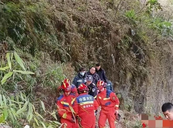 Dừng xe trên cao tốc “giải quyết nỗi buồn”, người đàn ông bỗng mất tích bí ẩn: Vợ con phải cầu cứu cảnh sát - Ảnh 2.