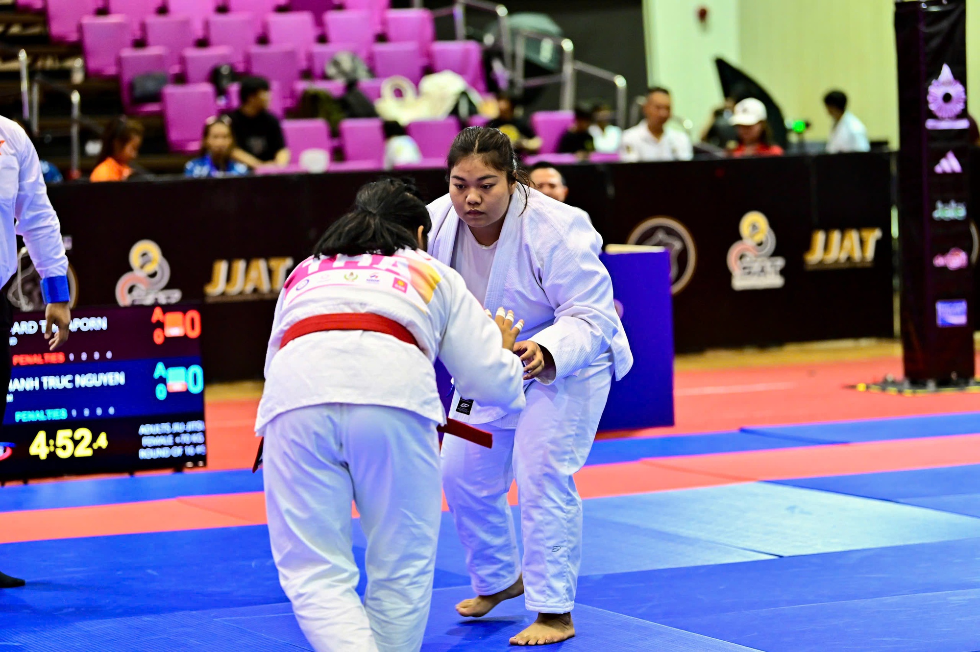 Cô gái hạ gục nhà vô địch SEA Games tại hội làng: Ngoài đời khác xa trên sàn đấu - Ảnh 6.