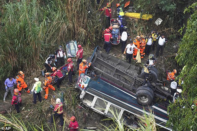 Vụ xe buýt lao khỏi cầu, rơi xuống khe núi khiến ít nhất 51 người thiệt mạng: Những hình ảnh trường ám ảnh - Ảnh 4.