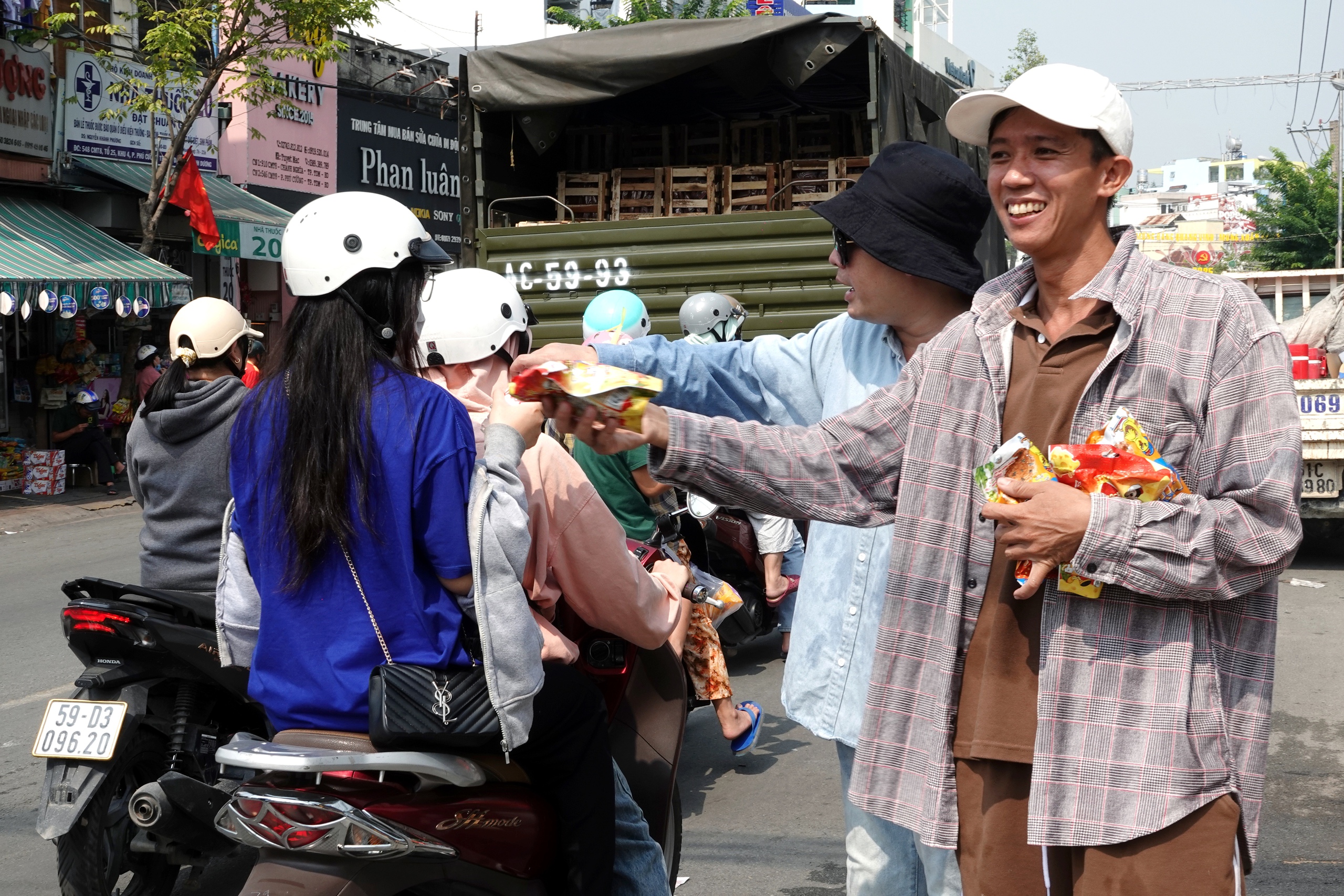 Độc đáo nghi thức rước cộ Bà thu hút hàng nghìn người tham dự tại lễ hội Rằm tháng Giêng lớn nhất Bình Dương - Ảnh 2.