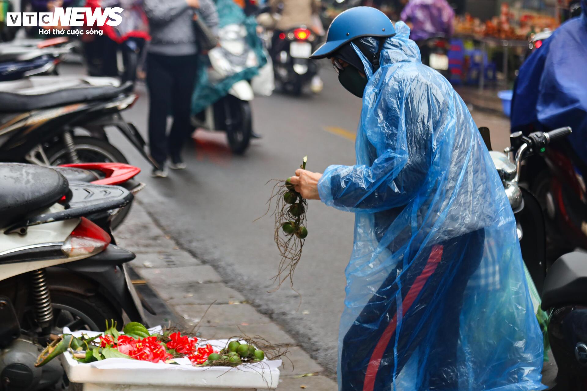 Người Hà Nội đội mưa sắm đồ cúng rằm tháng Giêng, giá hoa tươi vẫn đắt ngang Tết - Ảnh 13.