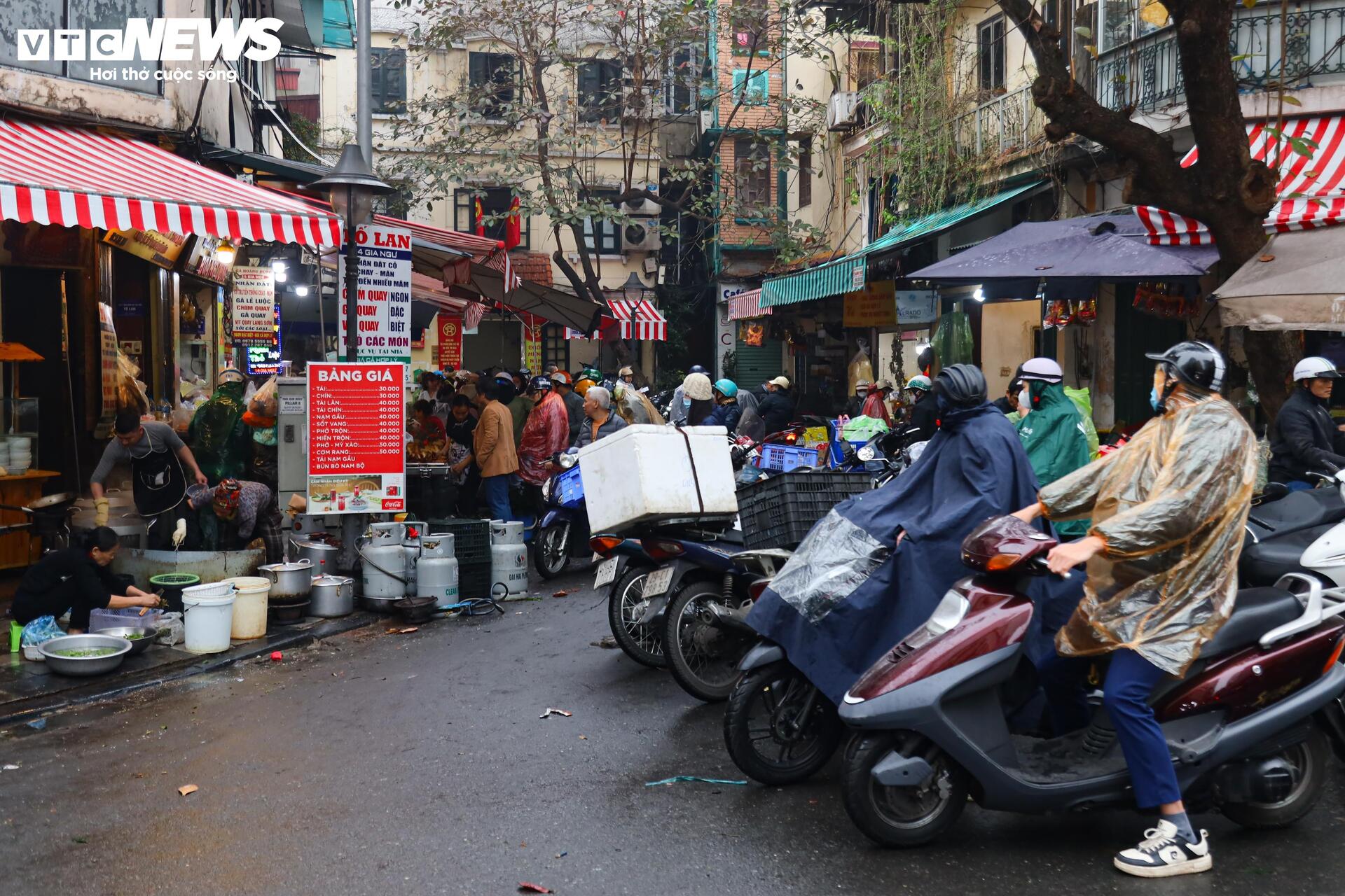 Người Hà Nội đội mưa sắm đồ cúng rằm tháng Giêng, giá hoa tươi vẫn đắt ngang Tết - Ảnh 3.