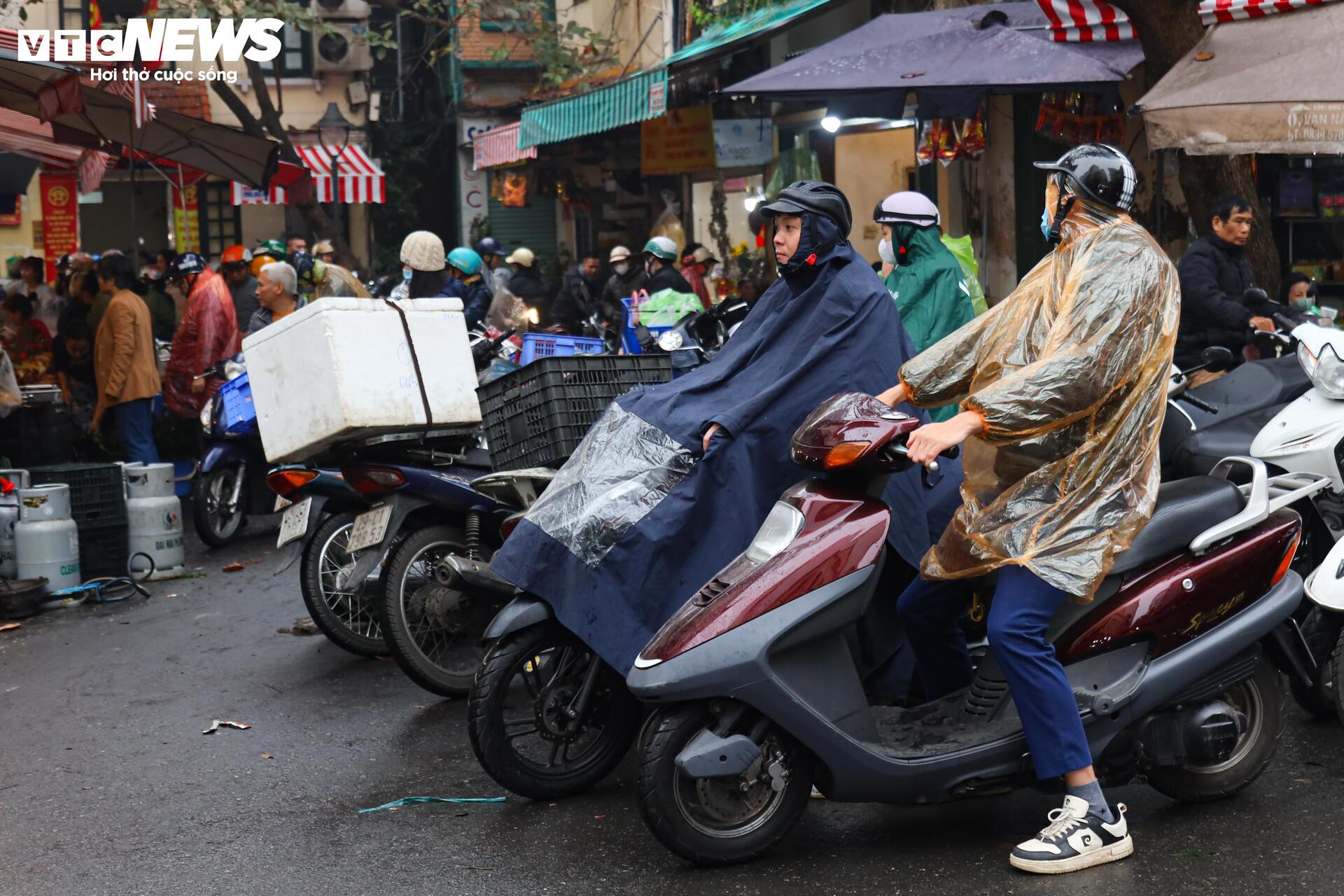 Người Hà Nội đội mưa sắm đồ cúng rằm tháng Giêng, giá hoa tươi vẫn đắt ngang Tết - Ảnh 20.