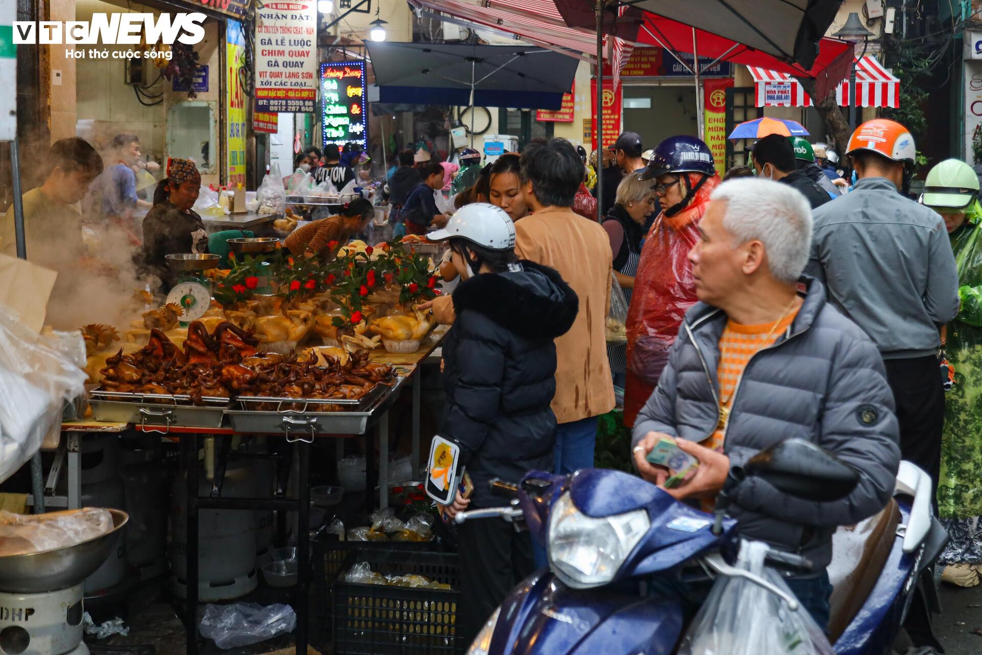 Người Hà Nội đội mưa sắm đồ cúng rằm tháng Giêng, giá hoa tươi vẫn đắt ngang Tết - Ảnh 16.