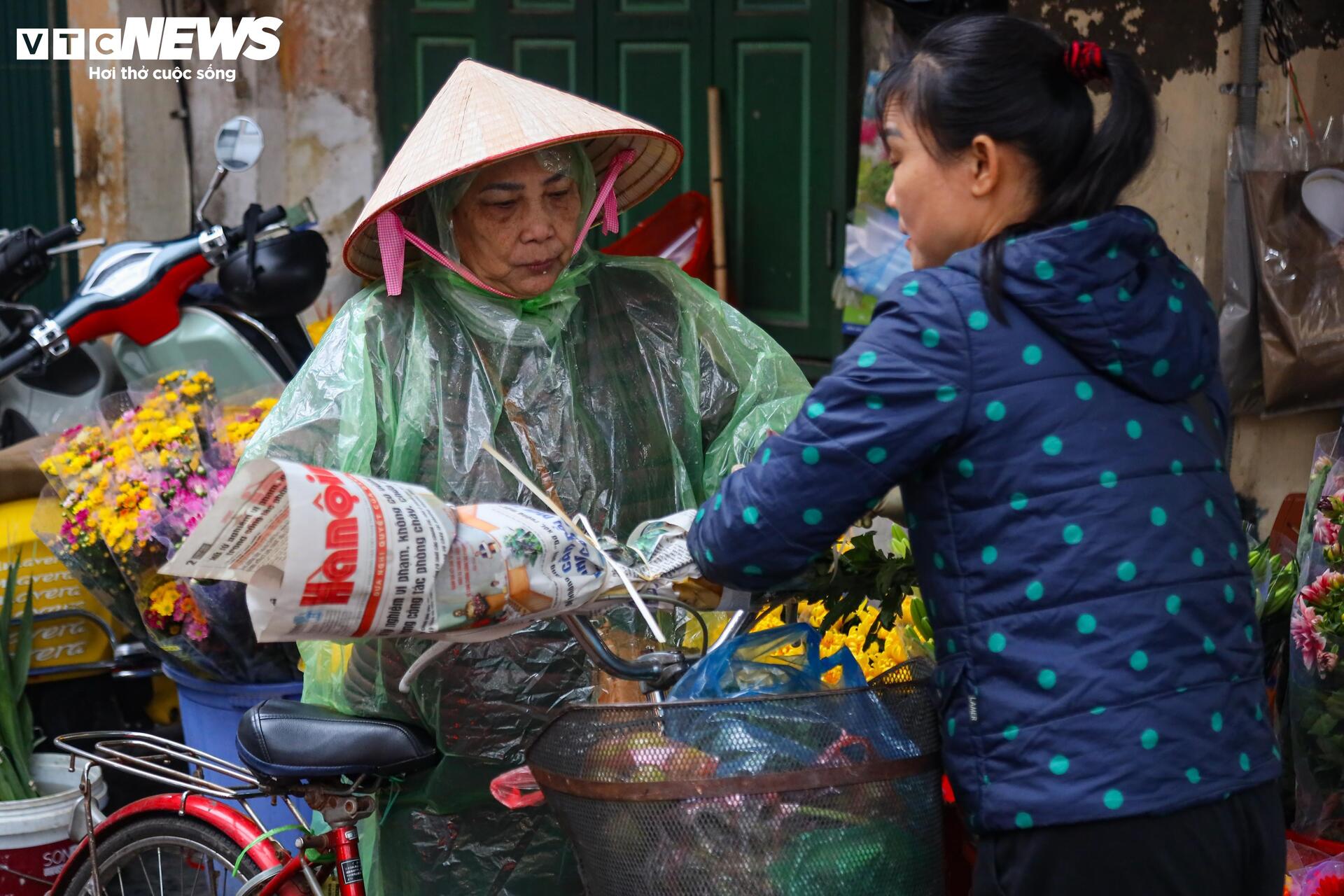 Người Hà Nội đội mưa sắm đồ cúng rằm tháng Giêng, giá hoa tươi vẫn đắt ngang Tết - Ảnh 5.