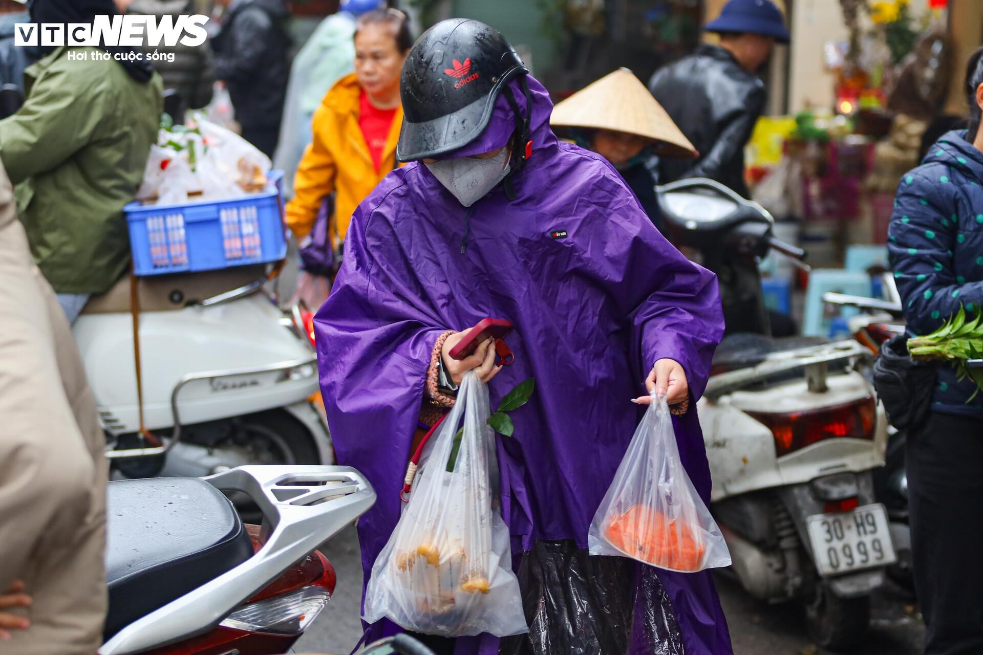 Người Hà Nội đội mưa sắm đồ cúng rằm tháng Giêng, giá hoa tươi vẫn đắt ngang Tết - Ảnh 22.