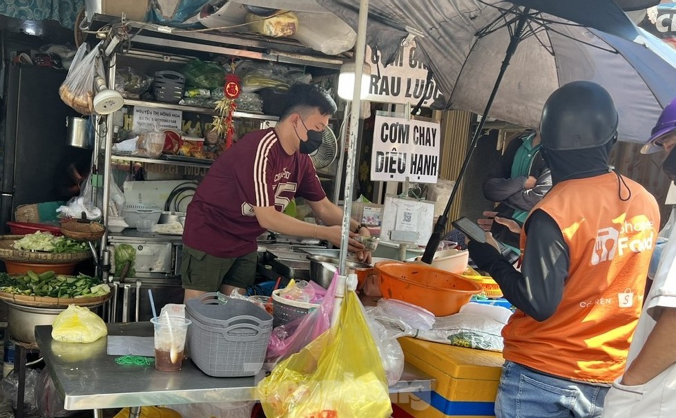 Quán chay đông nghẹt khách trong ngày rằm tháng Giêng - Ảnh 3.