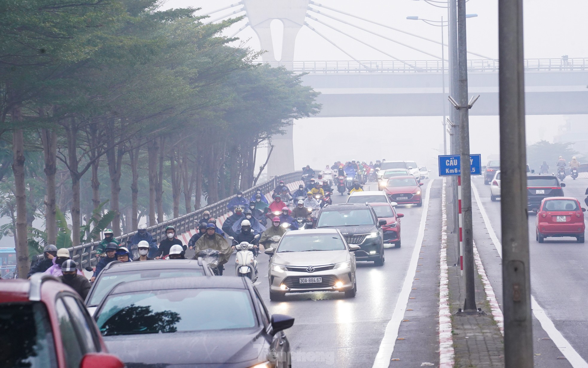 Hà Nội sương mù dày đặc kèm mưa phùn, phương tiện bật đèn ban ngày - Ảnh 6.