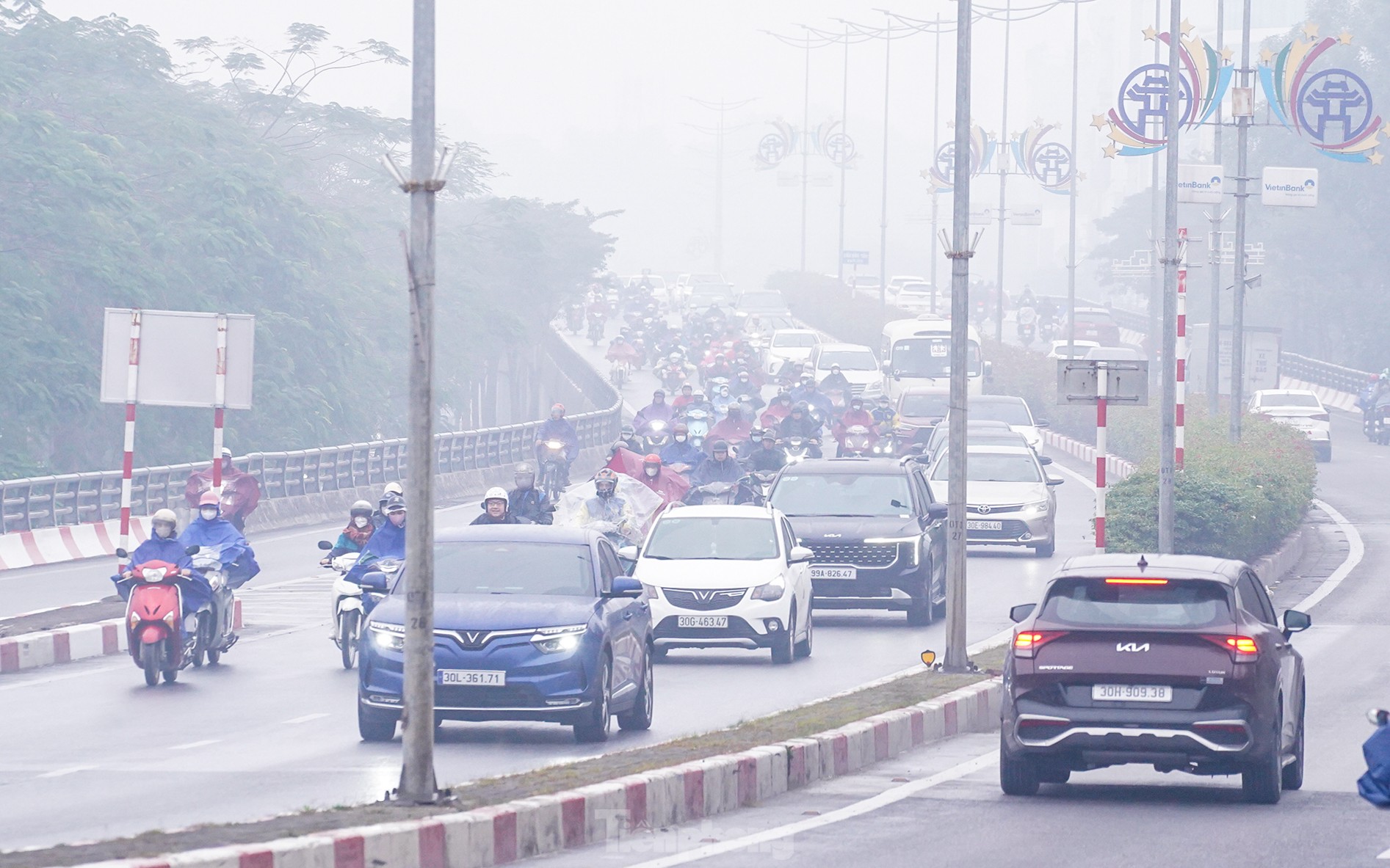 Hà Nội sương mù dày đặc kèm mưa phùn, phương tiện bật đèn ban ngày - Ảnh 5.