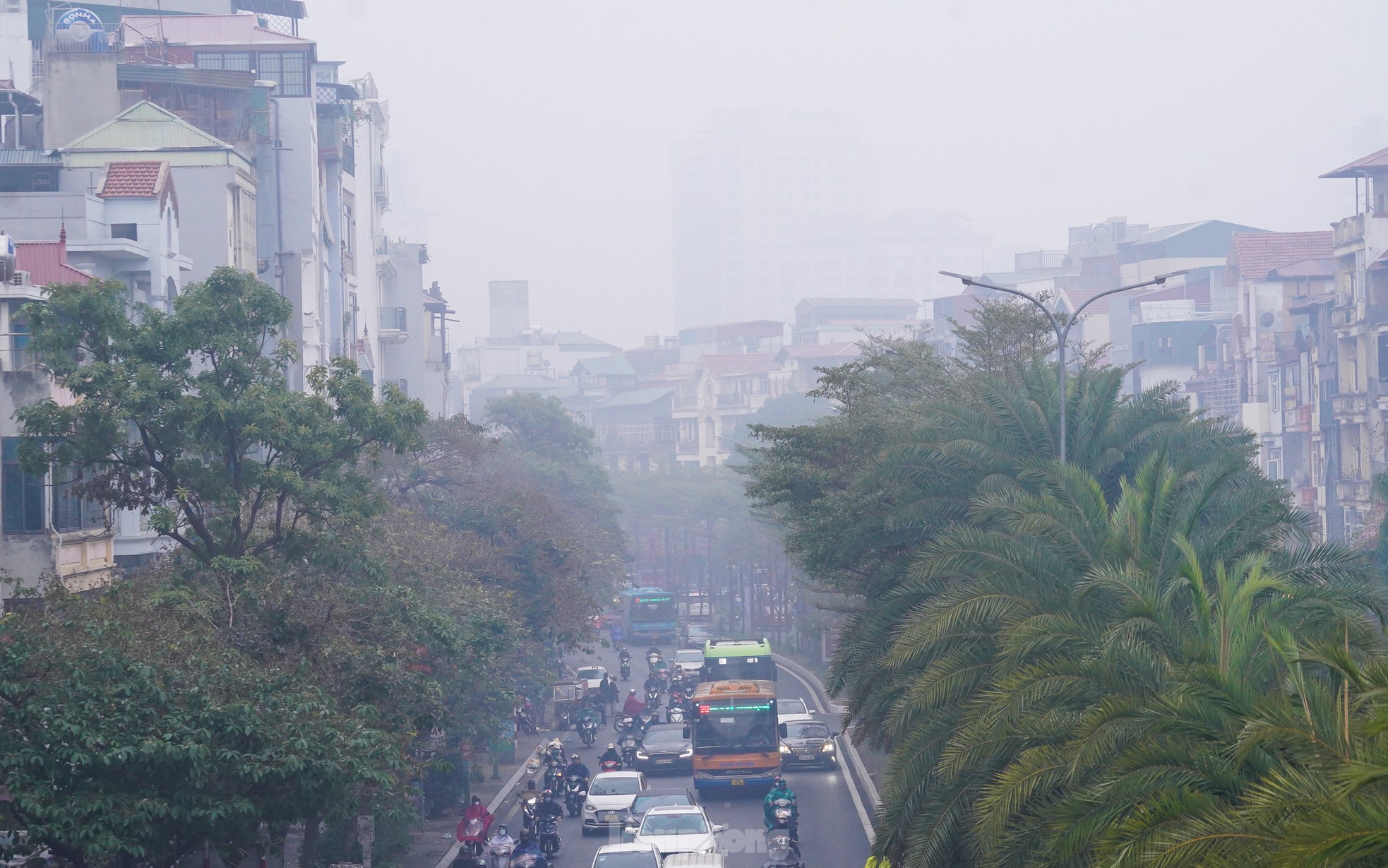 Hà Nội sương mù dày đặc kèm mưa phùn, phương tiện bật đèn ban ngày - Ảnh 7.