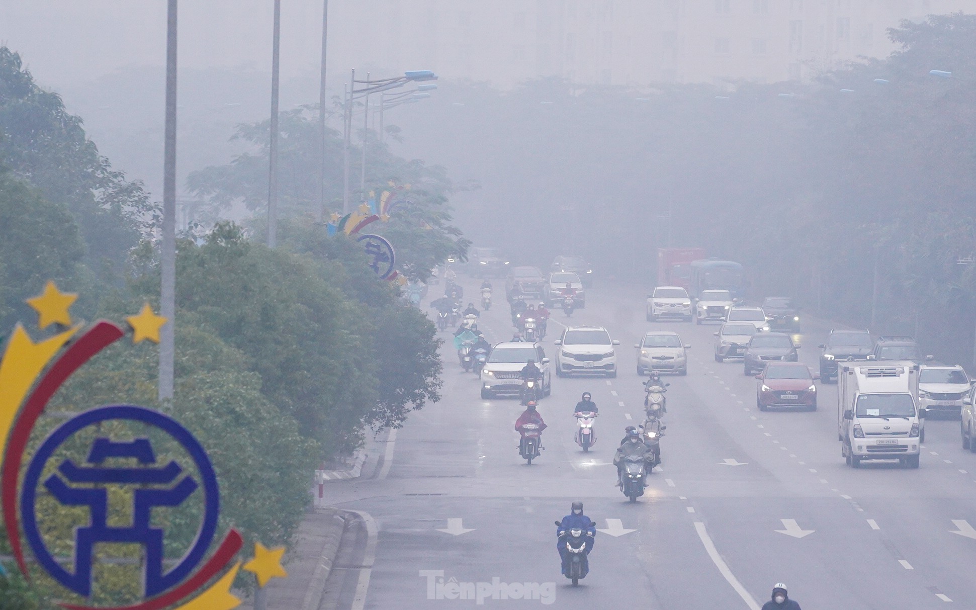 Hà Nội sương mù dày đặc kèm mưa phùn, phương tiện bật đèn ban ngày - Ảnh 10.