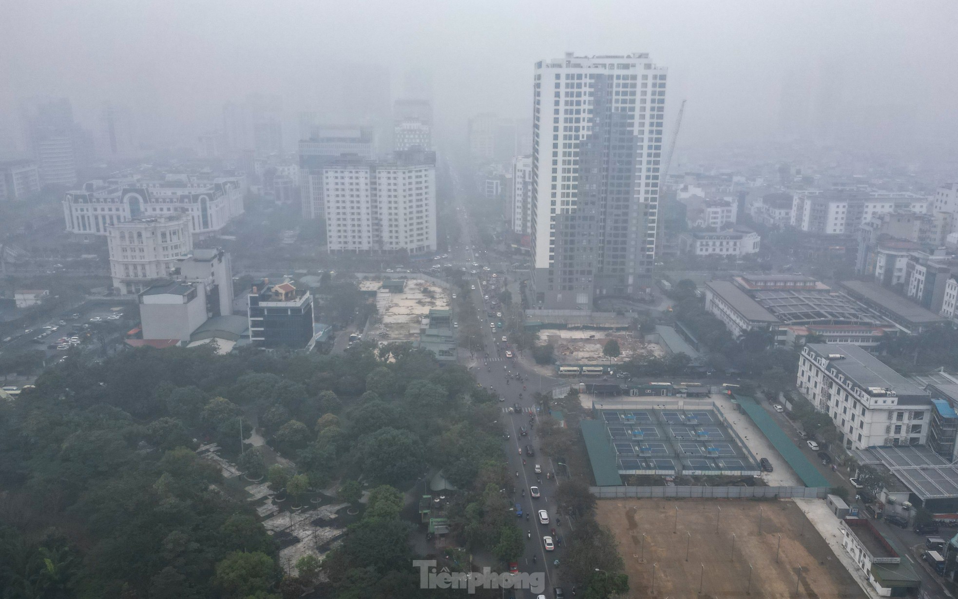 Hà Nội sương mù dày đặc kèm mưa phùn, phương tiện bật đèn ban ngày - Ảnh 11.