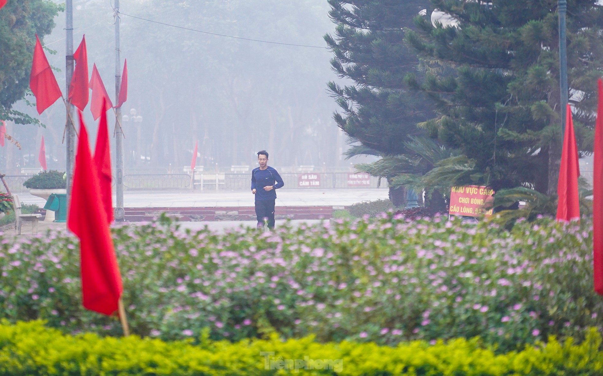 Hà Nội sương mù dày đặc kèm mưa phùn, phương tiện bật đèn ban ngày - Ảnh 13.