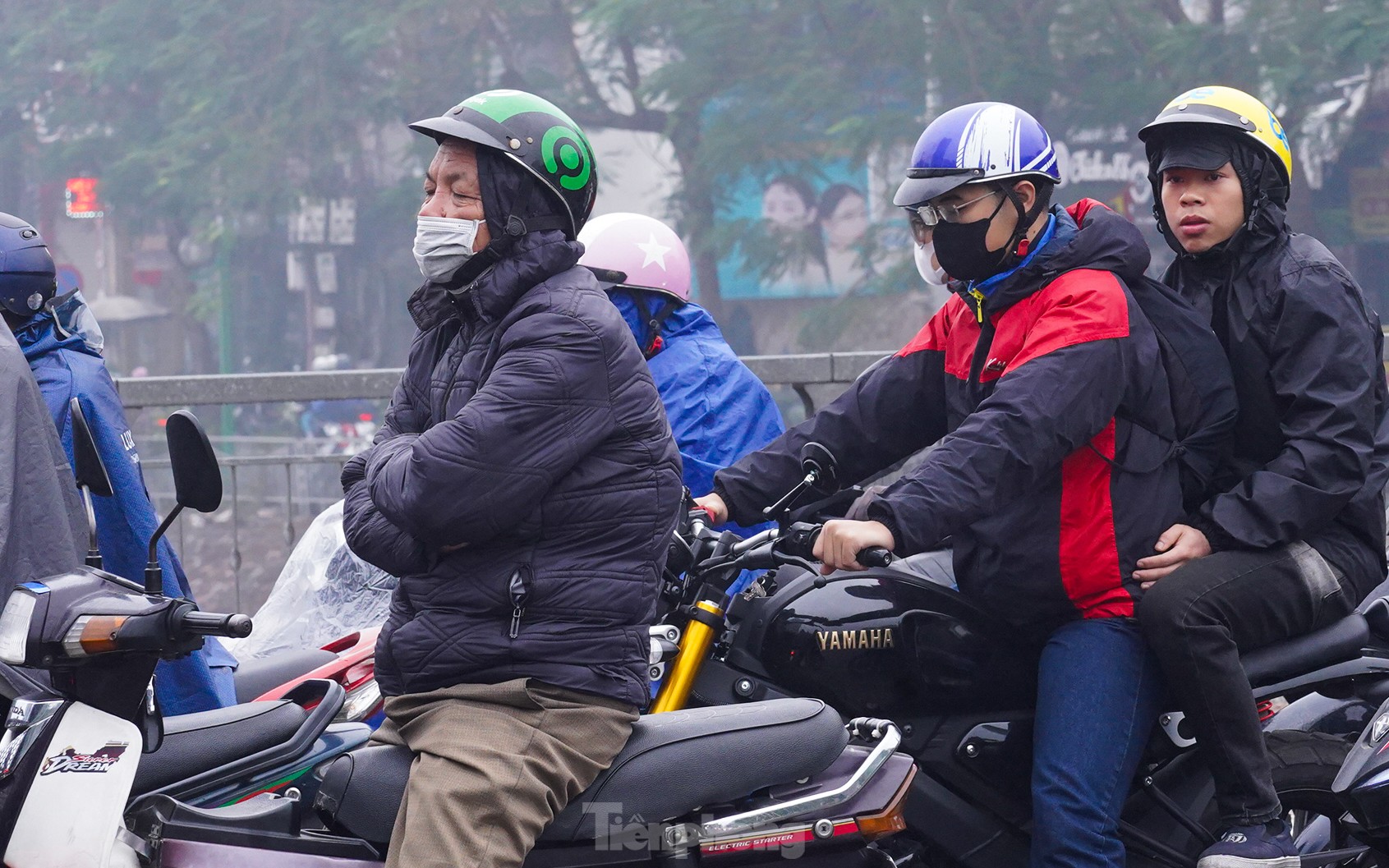 Hà Nội sương mù dày đặc kèm mưa phùn, phương tiện bật đèn ban ngày - Ảnh 3.