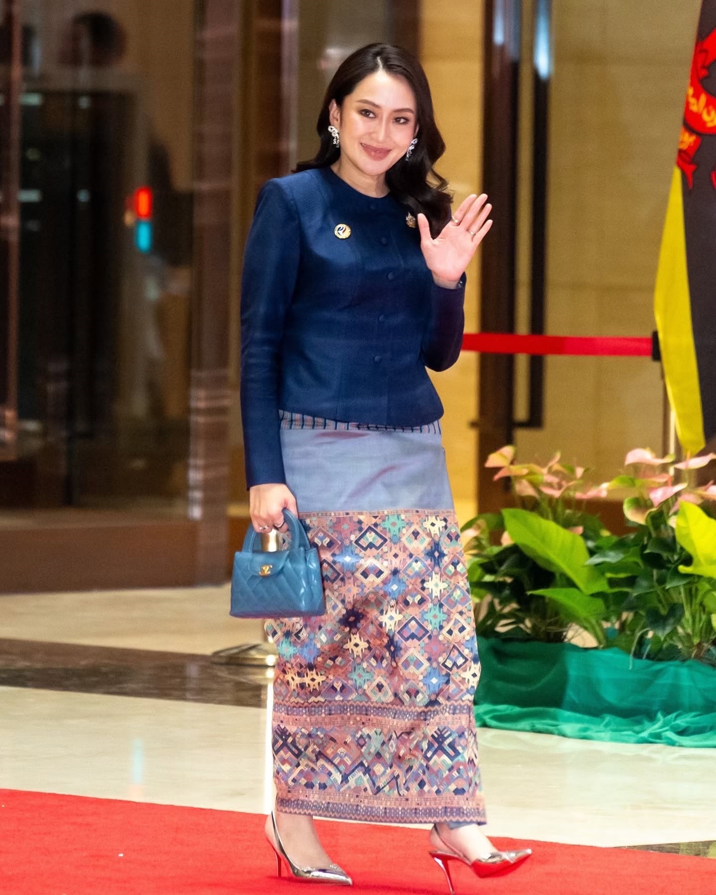 Tôi ấn tượng với nữ thủ tướng Thái Lan: Trang phục không bó sát, váy qua gối và trang điểm tinh tế - Ảnh 6. Tôi ấn tượng với nữ thủ tướng Thái Lan: Trang phục không bó sát, váy qua gối và trang điểm tinh tế - Ảnh 6.