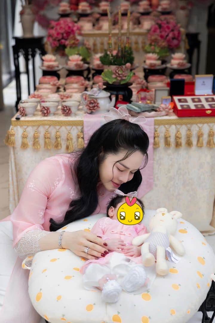 Tràn ngập sắc hồng ngọt ngào trong tiệc đầy tháng của con gái Nhật Kim Anh, 2 mẹ con diện áo dài đôi siêu xinh - Ảnh 5.