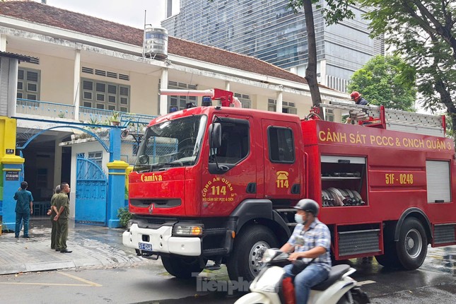 Cháy trong lớp mẫu giáo ở trung tâm TPHCM, nhiều người được sơ tán - Ảnh 1. Cháy trong lớp mẫu giáo ở trung tâm TPHCM, nhiều người được sơ tán - Ảnh 1.