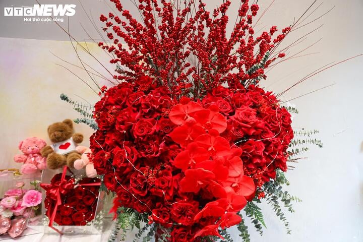 15 triệu đồng một bó hoa hồng ngày Valentine, khách nhà giàu vẫn xuống tiền mua- Ảnh 3.