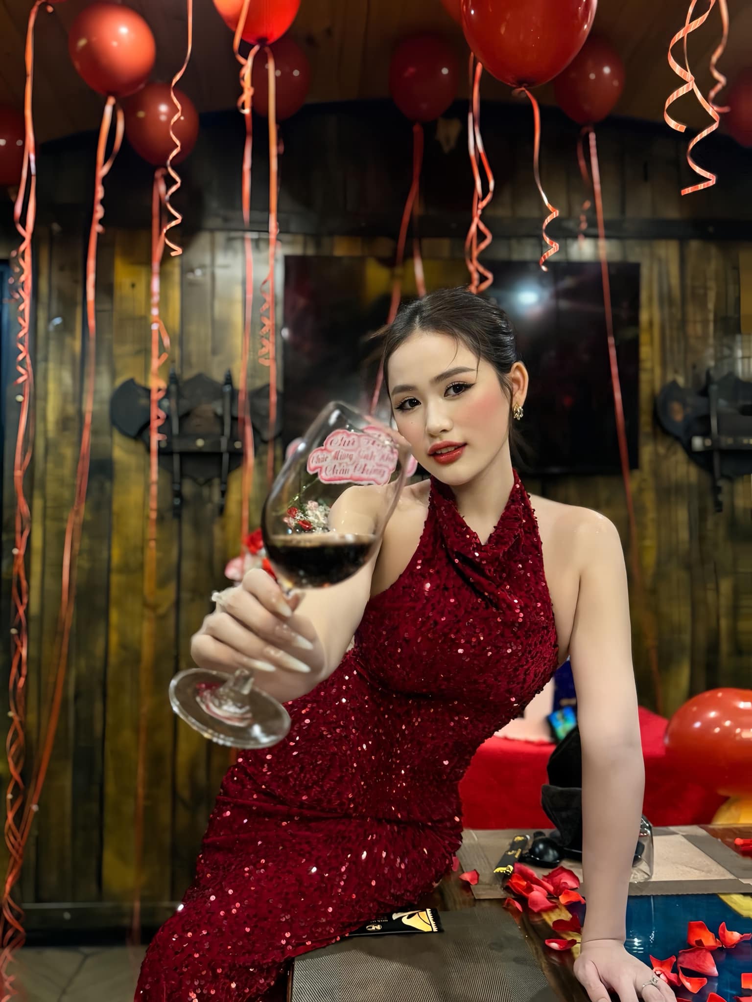 Mẹ đẹp như hot girl của &quot;chánh cung nhí&quot; đang hot lộ diện: Tiết lộ lý do con gái đòi đội mũ cách cách cả ngày không bỏ - Ảnh 12.