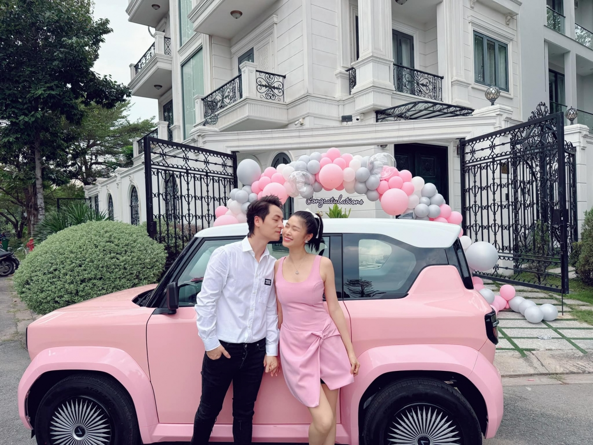 Valentine của các cặp đôi Vbiz: Midu và chồng thiếu gia có hành động như ngôn tình, Lệ Quyên được tình trẻ tạo bất ngờ - Ảnh 4.