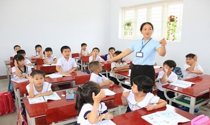 Dạy thêm học sinh tiểu học, giáo viên có thể bị buộc thôi việc - Ảnh 1.