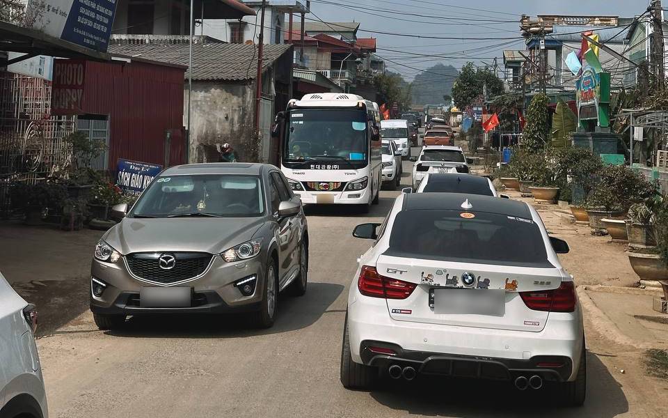 Dòng người khắp nơi đổ về Mộc Châu &quot;săn&quot; hoa mận: Ô tô xếp hàng dài, 30 phút mới &quot;nhích&quot; được 1km - Ảnh 1.