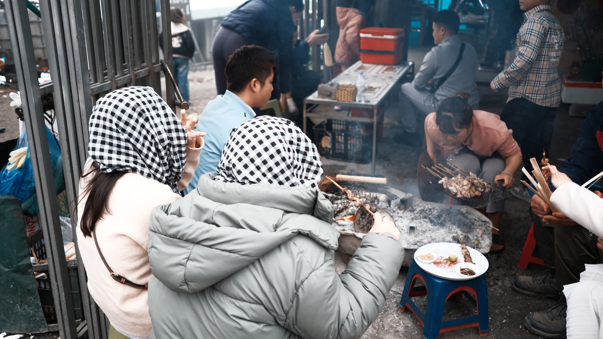 Dòng người khắp nơi đổ về Mộc Châu &quot;săn&quot; hoa mận: Ô tô xếp hàng dài, 30 phút mới &quot;nhích&quot; được 1km - Ảnh 8.