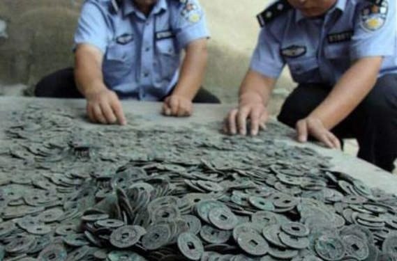 Công trường dừng thi công khẩn cấp vì máy xúc đào trúng giếng cổ, kho báu 200.000 vật thể "xâu thành chuỗi" màu xanh lục được đào lên - Ảnh 1. Công trường dừng thi công khẩn cấp vì máy xúc đào trúng giếng cổ, kho báu 200.000 vật thể "xâu thành chuỗi" màu xanh lục được đào lên - Ảnh 1.