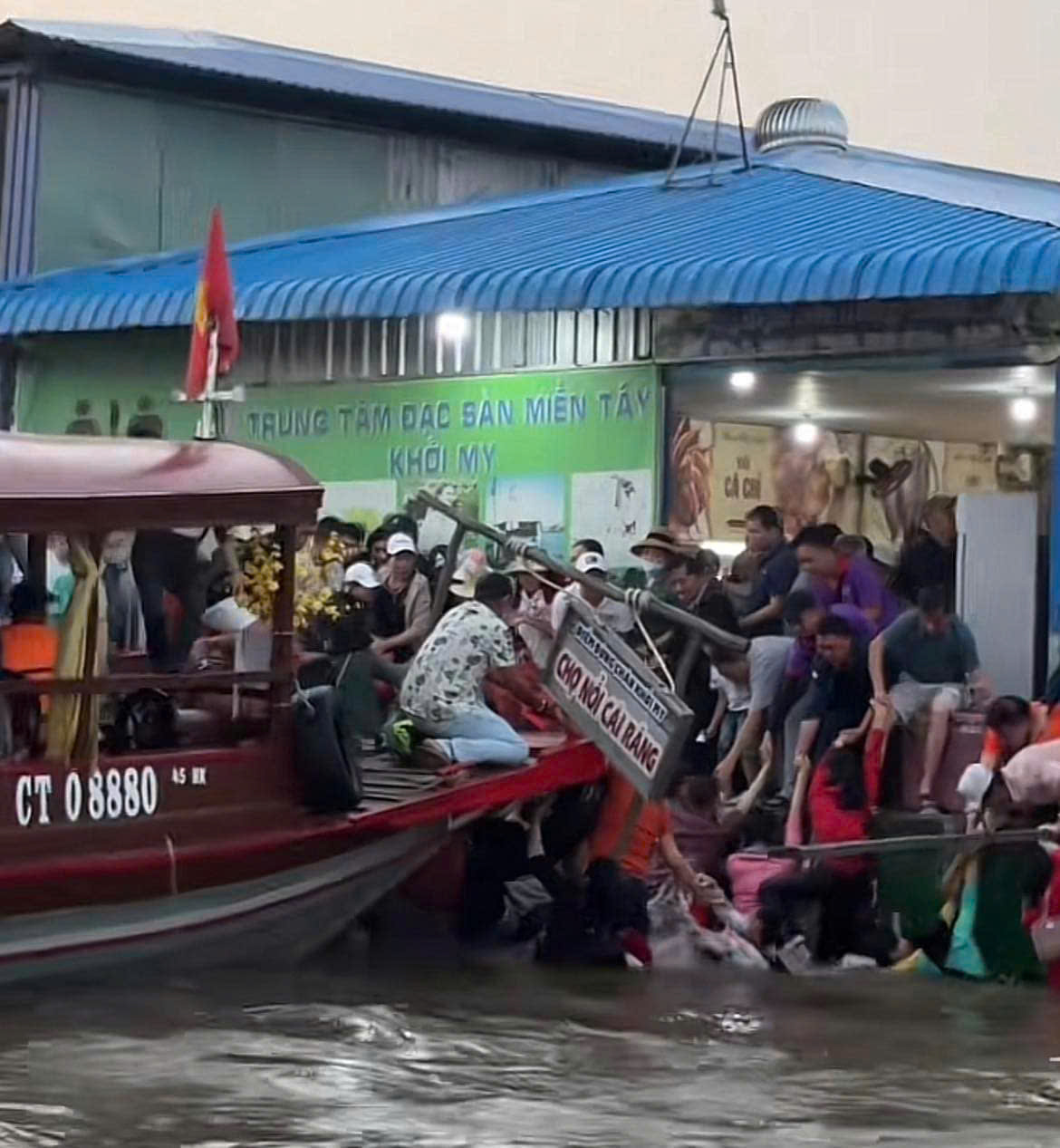 VIDEO: Chủ cơ sở phân trần vụ sập mũi nhà bè, nhiều người rơi xuống sông ở chợ nổi Cái Răng- Ảnh 1.